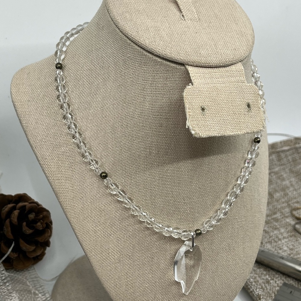 Vintage Necklace with Leaf Pendant - Picture 4 of 15